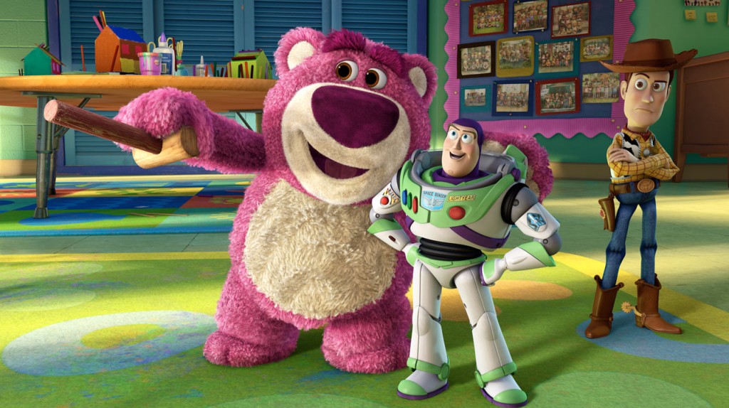 Afbeelding met Lotso, Buzz en Woody uit Toy Story 3