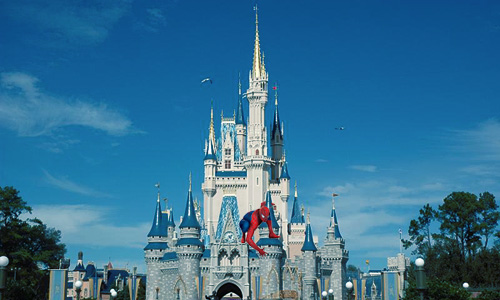 Spiderman beklimt Disneyland Floride