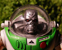Bekijk de Buzzinator, een stoere kruising tussen Buzz Lightyear en Terminator